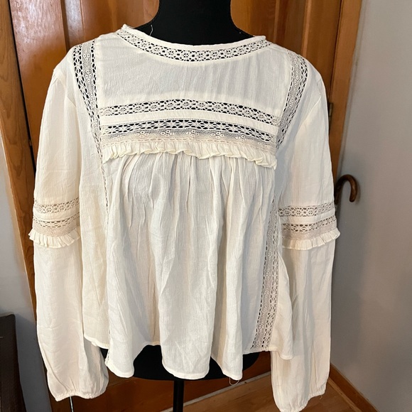 American Eagle Outfitters Tops - American Eagle top‎ NWT size L